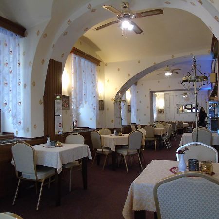 Gl Hotel טרוטנוב מראה חיצוני תמונה