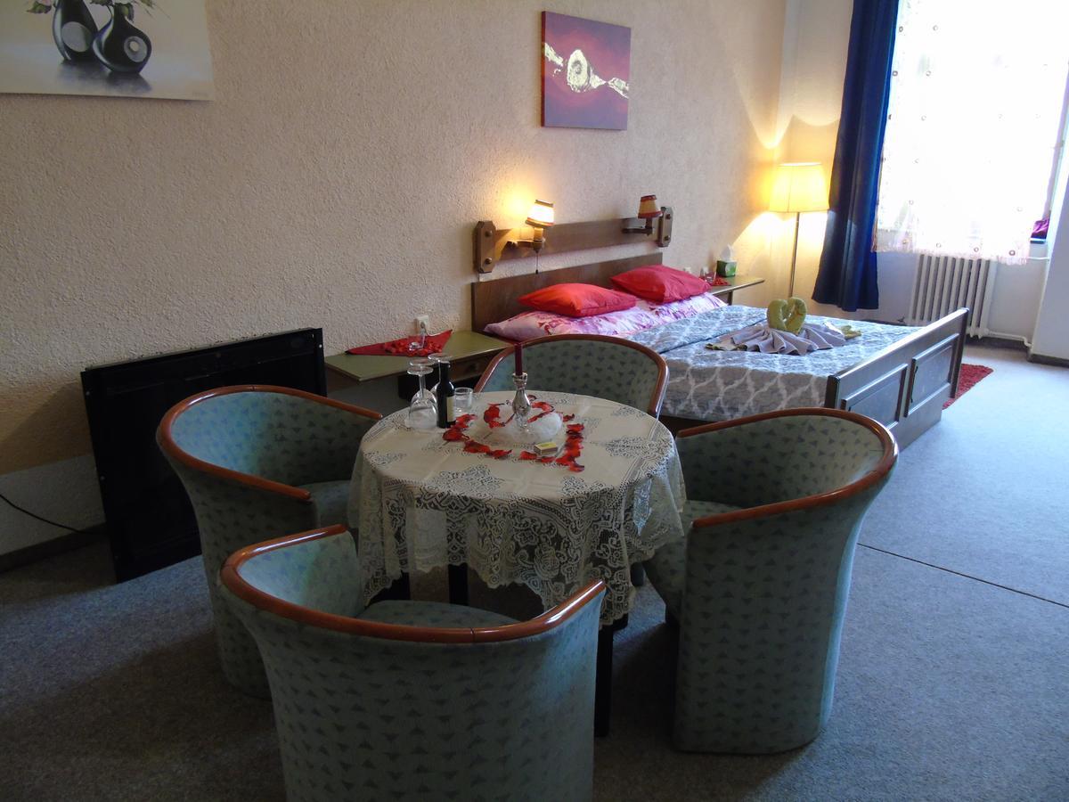 Gl Hotel טרוטנוב מראה חיצוני תמונה