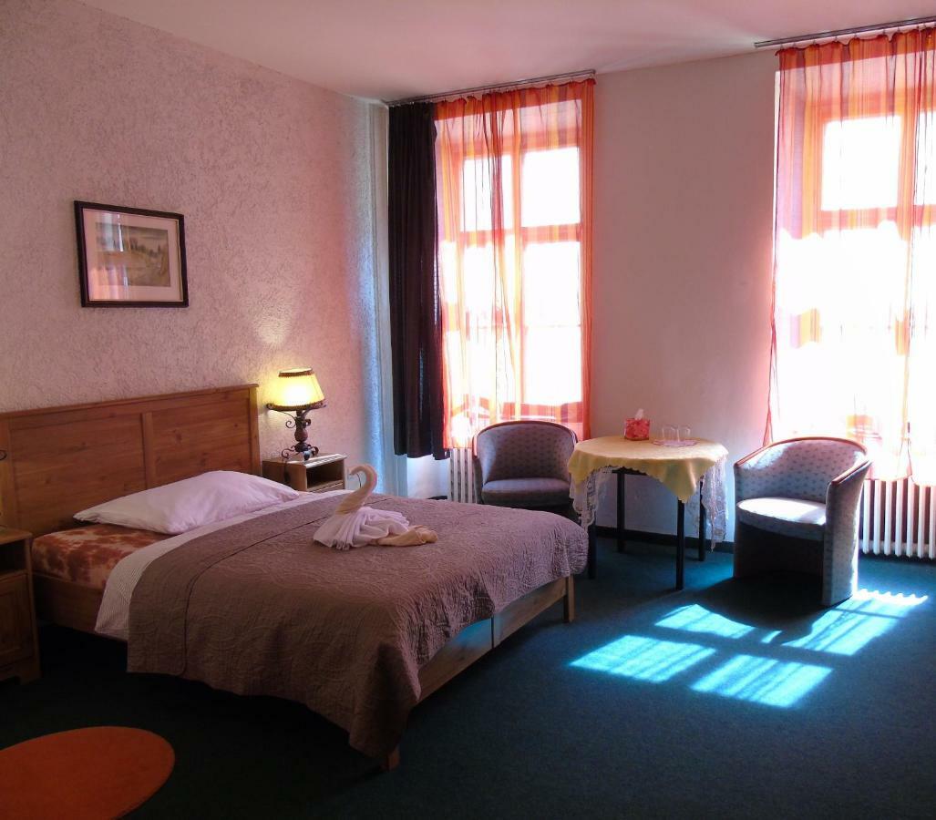 Gl Hotel טרוטנוב מראה חיצוני תמונה